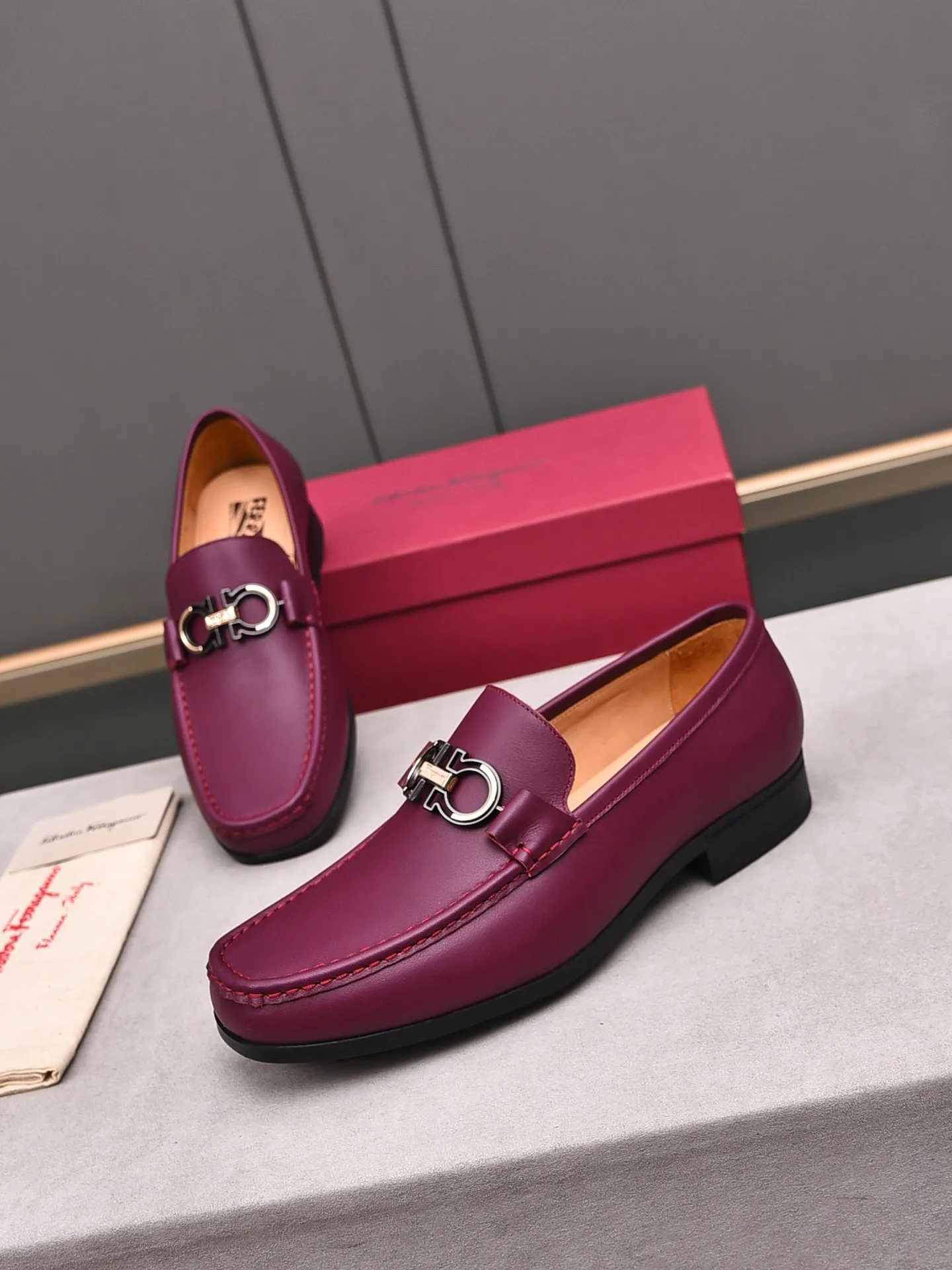 Factory: 250 [Original running volume quality] Brand: Ferragamo (Ferragamo) Size: Men's size 38/44 (45 can be customized) Grade: Same style as the official website High-end quality men's shoes Material: Original first-layer calfskin Water-dyed cowhide lining Original outsole Style category: Men's fashion formal business casual leather shoes Slip-on men's shoes high-top series Young fashion European and American trends British style Casual matching Comfortable feet